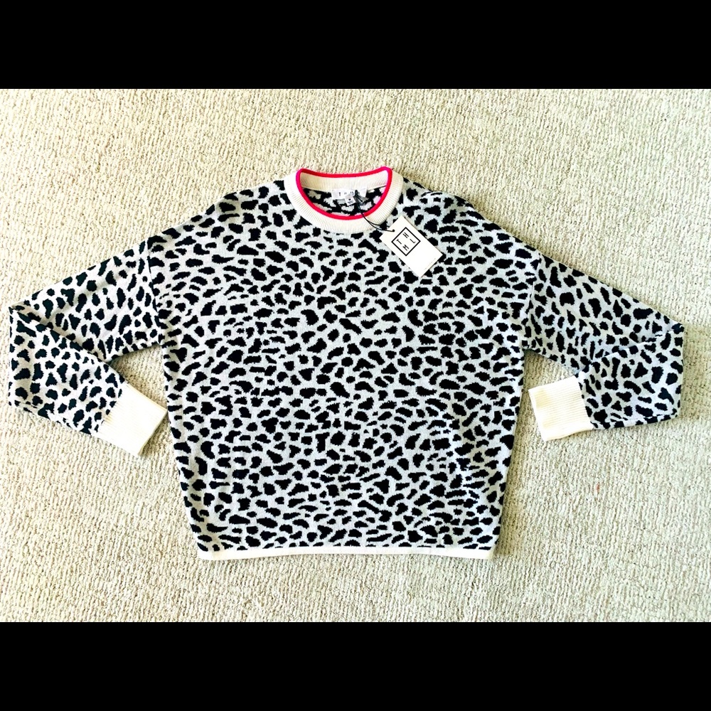 SOLD!!!!!❤️Super cute black and white animal print sweater!